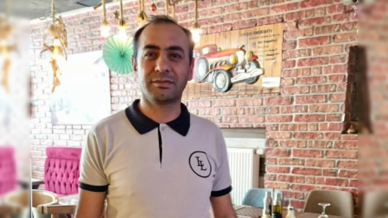 Ali Jan Rahim Aldin will es in Deutschland schaffen. Einen wichtigen Schritt hat er bereits getan – mit seiner Arbeitsstelle im Restaurant Luitpold Lounge.<br> (Foto: Agentur für Arbeit Freising)
