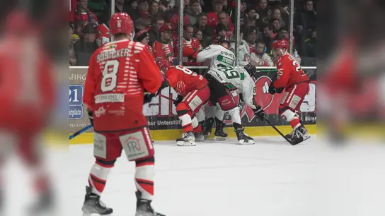 Szene aus dem letzten Heimderby gegen die Starbulls Rosenheim: Am Sonntag wird der EHC wohl wieder vor vollen Rängen in der Wildbräu-Arena auflaufen. (Foto: smg/EHC)