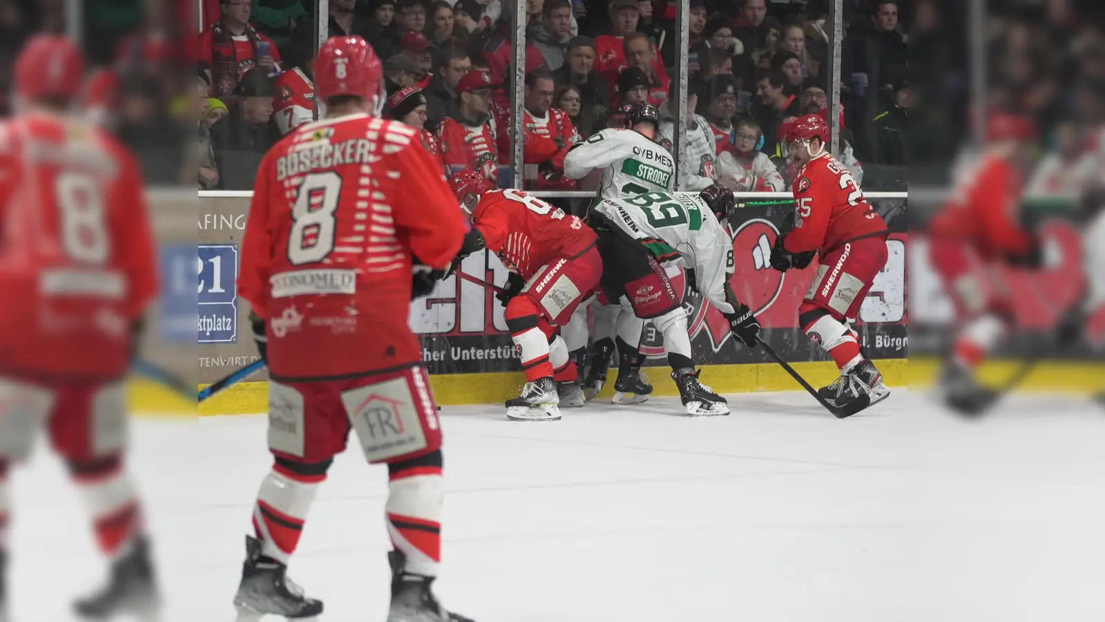 Szene aus dem letzten Heimderby gegen die Starbulls Rosenheim: Am Sonntag wird der EHC wohl wieder vor vollen Rängen in der Wildbräu-Arena auflaufen. (Foto: smg/EHC)