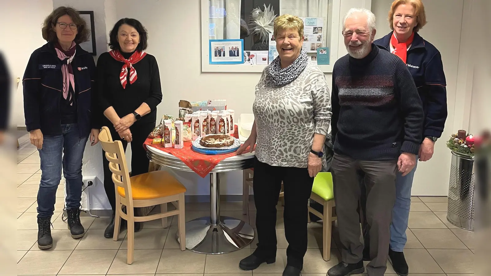 Alle Jahre wieder möchten die Malteser mit kleinen Nikolausgeschenken die Gäste der Wärmestube erfreuen (v.l.): Ursula Abel, Annemarie Hack, Heidi Pensieri, Edmund Krockauer und Christine Gräfin La Rosée. (Foto: Malteser)