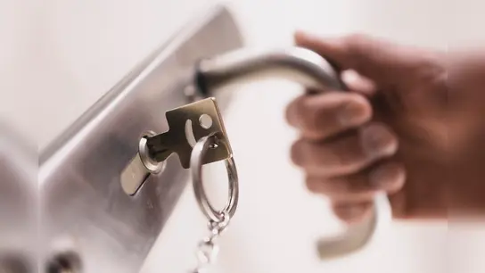 Den Schlüssel einer neuen Wohnung in Händen zu halten wird künftig immer schwerer erreichbar. (Foto: IG Bau)