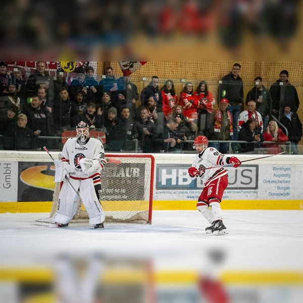 Torhüter Lukas Steinhauer (links) und Verteidiger Johannes Kroner (dahinter der zahlreich besetzte EHC-Fanblock bei einem Auswärtsspiel) aus dem zuletzt immer starken Defensivverbund des EHC Klostersee. (Foto: smg)
