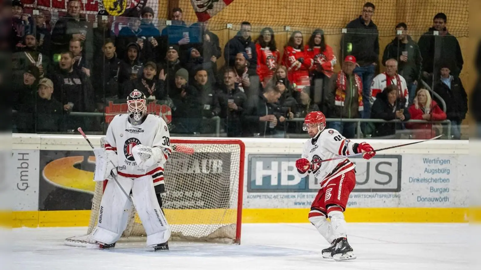 Torhüter Lukas Steinhauer (links) und Verteidiger Johannes Kroner (dahinter der zahlreich besetzte EHC-Fanblock bei einem Auswärtsspiel) aus dem zuletzt immer starken Defensivverbund des EHC Klostersee. (Foto: smg)