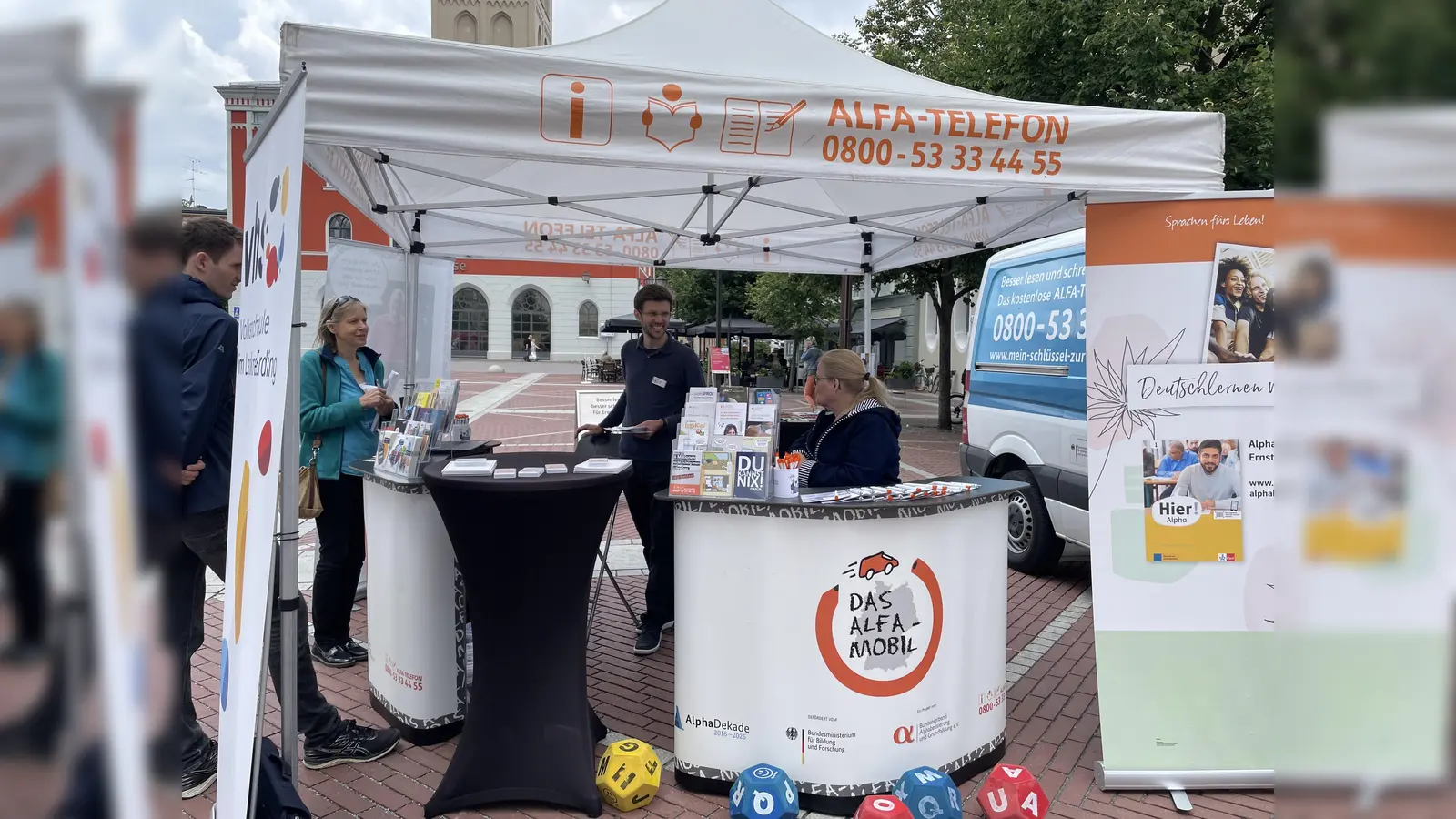 Aufklärungsarbeit ist wichtig: Aktion der vhs Erding auf dem Schrannenplatz. (Foto: vhs)