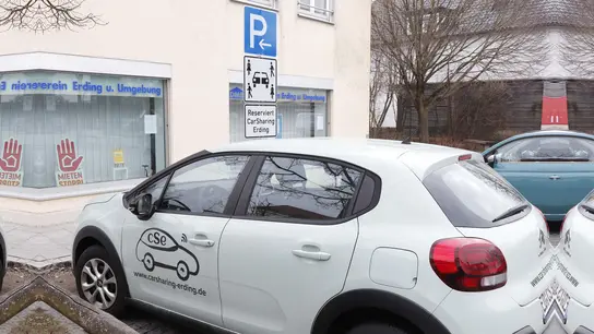 So sieht er aus, der Stellplatz für das Carsharing-Angebot. In Altenerding ist das Auto im Ortskern stationiert. (Foto: kw)