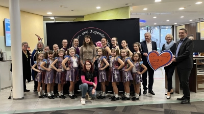 Kurzerhand wurde auch noch eine Mitarbeiterin zur Ordenüberreichung entführt. (Foto: FSB)