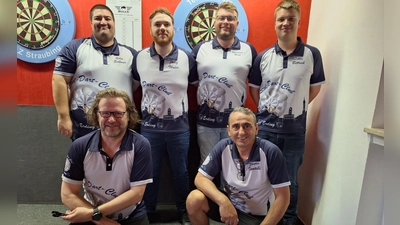 Oben, von links: Robert Sedlmeir, Josef Thaler, Maximilian Risch und Lukas Bittrich. Unten Christian Modlmayr (links) und Skender Ismaili. (Foto: Steel Dart Club Erding)