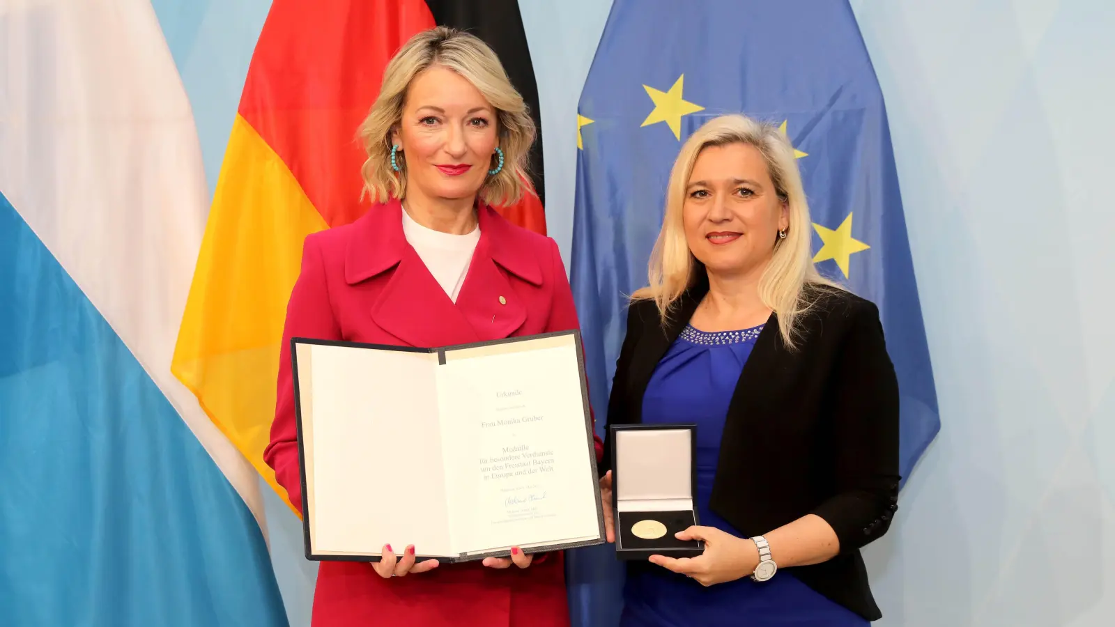 Monika Gruber erhielt die Auszeichnung aus der Hand von Europaministerin Melanie Huml. (Foto: Bayerische Staatskanzlei )