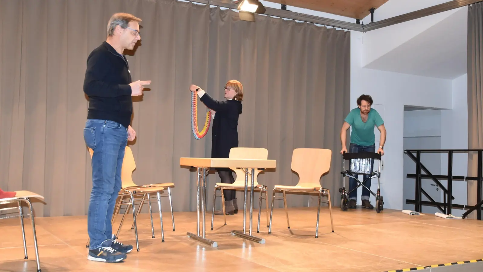 Die Proben laufen: Norbert Klinke (Thomas Eisenmann, li.), Elisabeth Kerr (Elfriede Stettmaier, Mi.) und Josef Lojewski (Florian Maruschke, re.) bereiten das Geburtstagsfest für Ludwig von Schwitters vor. (Foto: John)