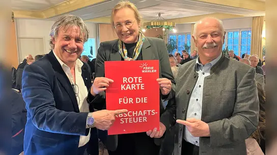Benno Zierer, Referentin Birgit Eibl und Moderator Gottfried Obermair (v. r.) wollen der Erbschaftssteuer die rote Karte zeigen. (Foto: FW)