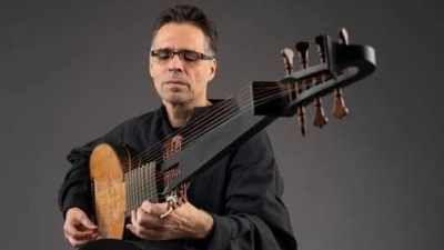 Christoph Eglhuber spielt alte Musik auf der Theorbe. (Foto:  F Claudia Reiter)
