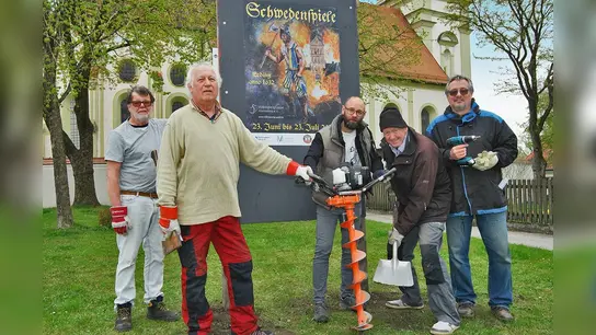 1. Bühnenmeister Wolfgang Wimmer und sein Team: Emanuel Schwankl, Uwe Becker, Erich Peinelt und Manfred Schleier (v. re.) (Foto: VSG)