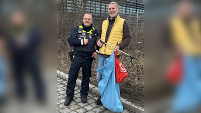 Frank Frettlöh (l.) zollt Ralf Putzki seinen größten Respekt beim Kampf gegen den Müll. (Foto: Stadt Erding)