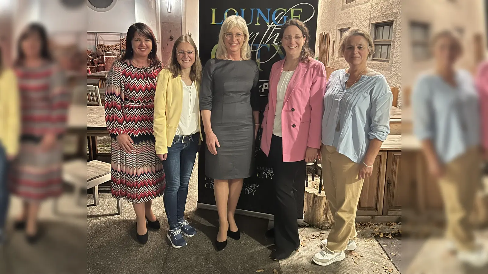 Walentina Dahms (Kreisvors. EBE, Bezirkstagskandidatin), Nina Hieronymus (Kreisvors. ED), Landesvorsitzende und Staatsministerin Ulrike Scharf, Kathrin Alte (Bürgermeisterin Anzing) und Cathrin Delbrouck (Ortsvors. Anzing) tauschten sich aus (v. li.) (Foto: red)