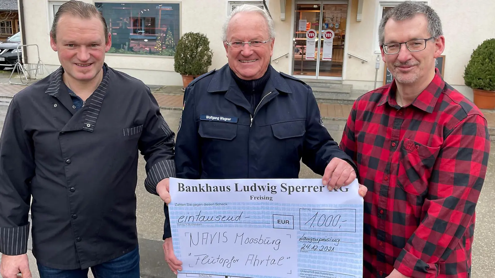 Anton Haslacher (links) übergibt zusammen mit seinem Verkaufsleiter Oliver Vollmer den Spendenscheck an Wolfgang Wagner (Mitte) von NAVIS. (Foto: G. Rovan)