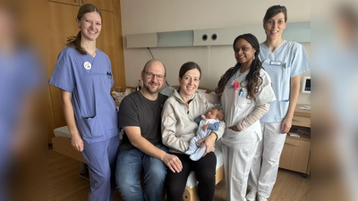 Über Neujahrsbaby Felix freuen sich: Hebamme Irmi Kohl, Papa Mario Kronberger, Mama Veronika Kronberger, Pflegefachkraft Vinalda Alexandre und Oberärztin Cosima Bauer (von links).  (Foto: Klinik Ebersberg)