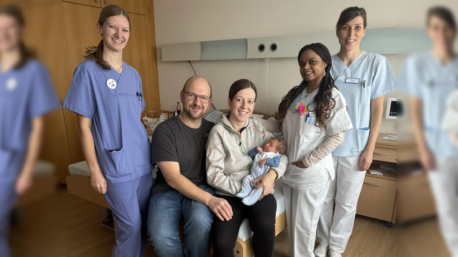 Über Neujahrsbaby Felix freuen sich: Hebamme Irmi Kohl, Papa Mario Kronberger, Mama Veronika Kronberger, Pflegefachkraft Vinalda Alexandre und Oberärztin Cosima Bauer (von links).  (Foto: Klinik Ebersberg)