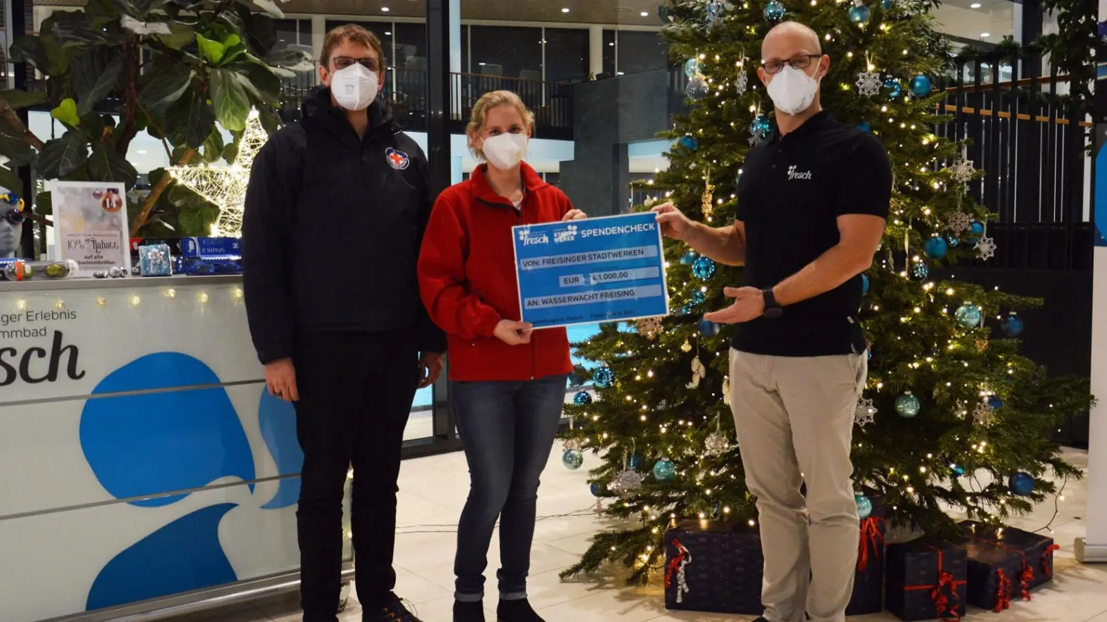 v.l.: Marcel Dichtl, 1. Technischer Leiter Wasserwacht Freising, Katharina Wildgruber, 1. Vorstand Wasserwacht Freising und Alexander Frederking, Betriebsleiter fresch. (Foto: Stadtwerke Freising)