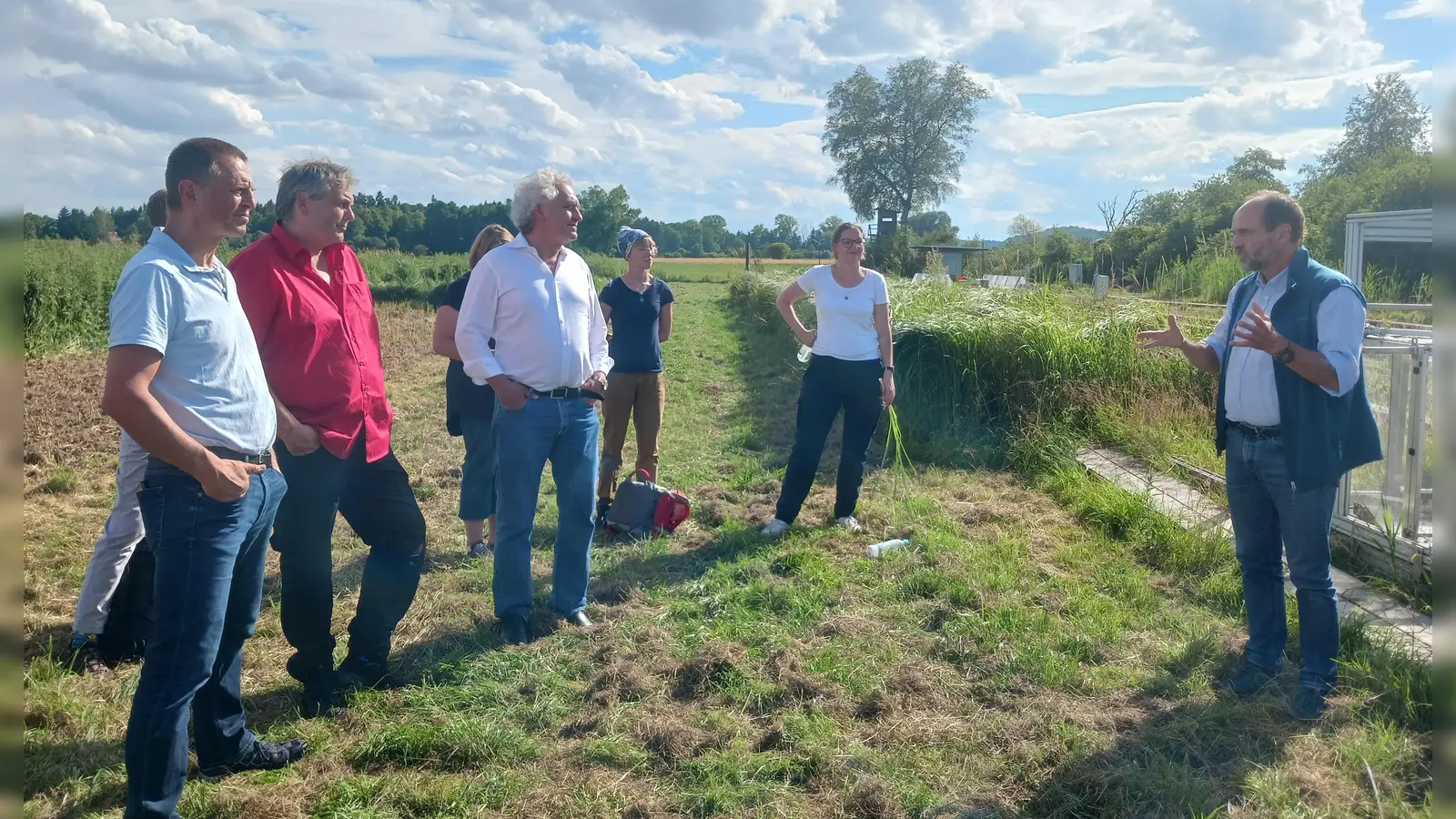 Mandatsträger des Landkreises besichtigen die Moorforschungsstation im Freisinger Moos (Foto: LRA)