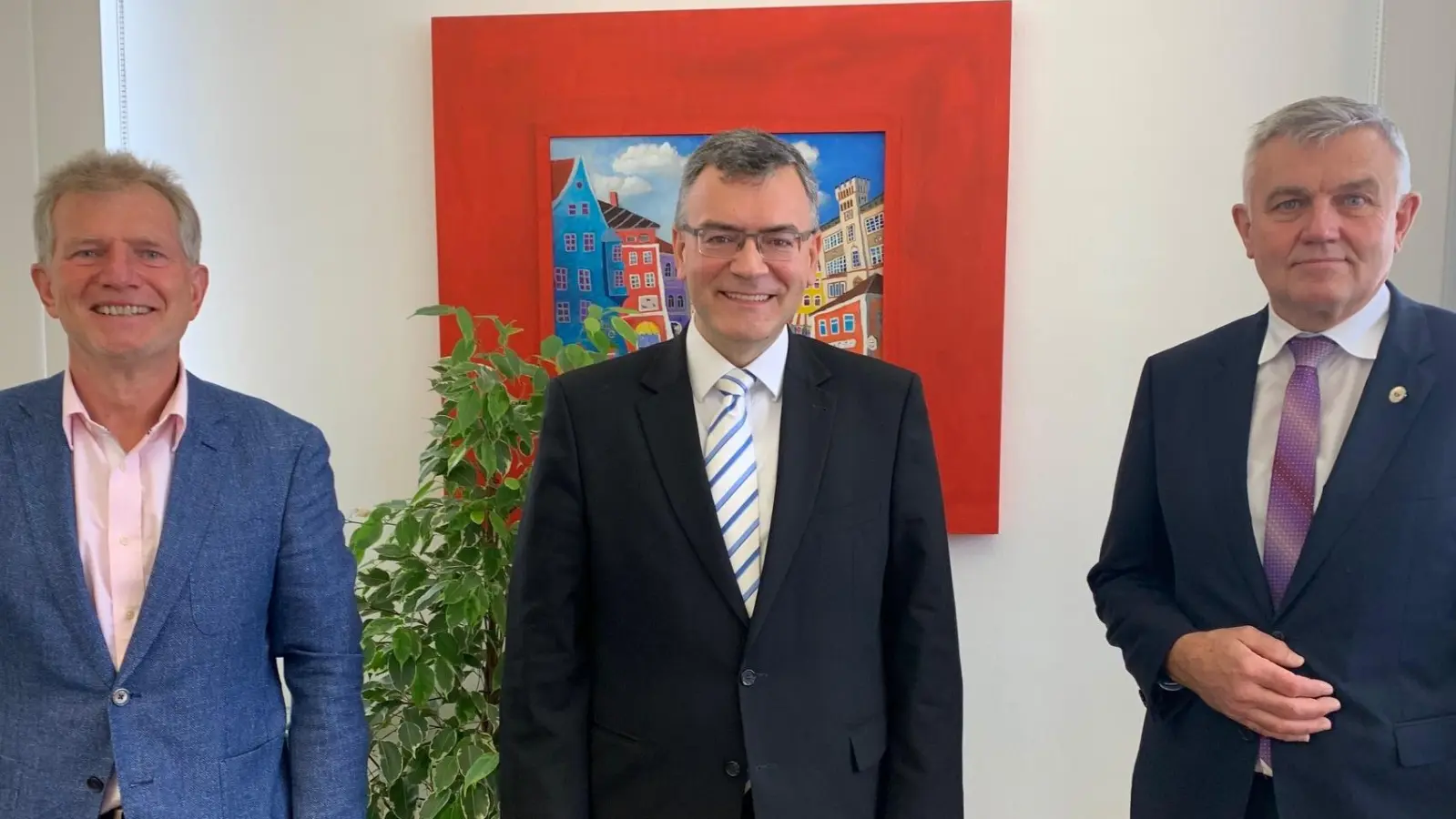 Direkter Kontakt ist am effektivsten: Dr. Florian Herrmann im Gespräch mit Moosburgs Bürgermeister Josef Dollinger (re.) und dessen Stellvertreter Georg Haderstorfer (li.). (Foto: Abgeordnetenbüro)