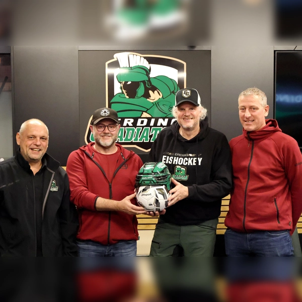 Freuen sich auf die Zusammenarbeit (v.l.): Christoph Mosbauer ( Erding Gladiators), Wolfgang Lang (FC Sportfreunde Schwaig 1913), Michael Westphal (Erding Gladiators), Robert Jell (FC Schwaig 1913), Bild zur freien Verwendung; Quelle:  (Foto: Rainer Hellinger)