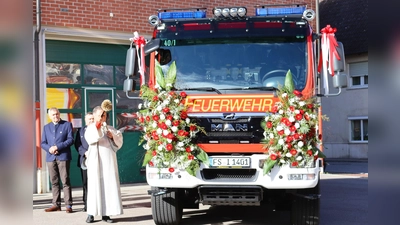 Mit Gottes Segen wird das Fahrzeug für die Sicherheit der Bürger seiner Verwendung übergeben. (Foto: FFW Moosburg)