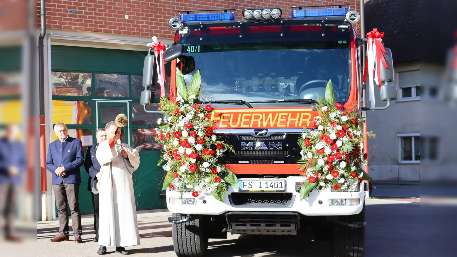 Mit Gottes Segen wird das Fahrzeug für die Sicherheit der Bürger seiner Verwendung übergeben. (Foto: FFW Moosburg)