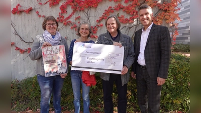 Das Gymnasium Dorfen spendete für die Flüchtlingshilfe (von links): OStRin Irmgard Bauer, Inge Asendorf, Gerhard Häußler und OStD Markus Höß. (Foto: Fabian Aigner)