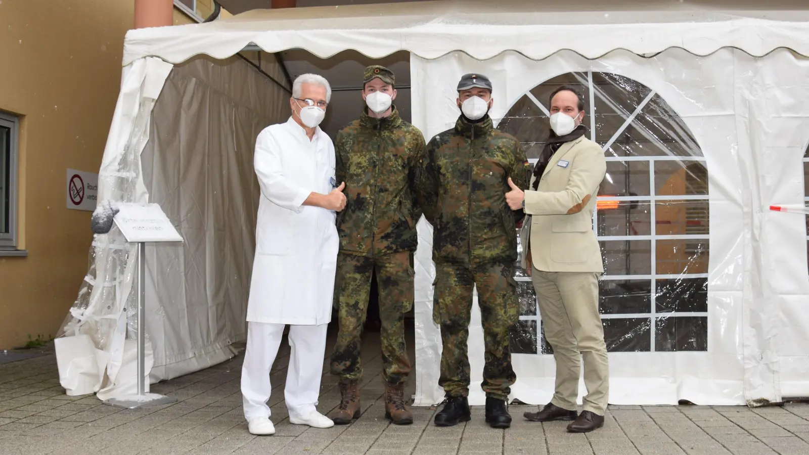 Dr. Peter Kreissl dankt Hauptgefreitem Bastian Kraus und Feldwebel Jonas Feldmann gemeinsam mit Klinik-Geschäftsführer Stefan Huber (von links) für die Unterstützung – unter anderem am Eingang zur Zentralen Notaufnahme.<br> (Foto: Kreisklinik Ebersberg)