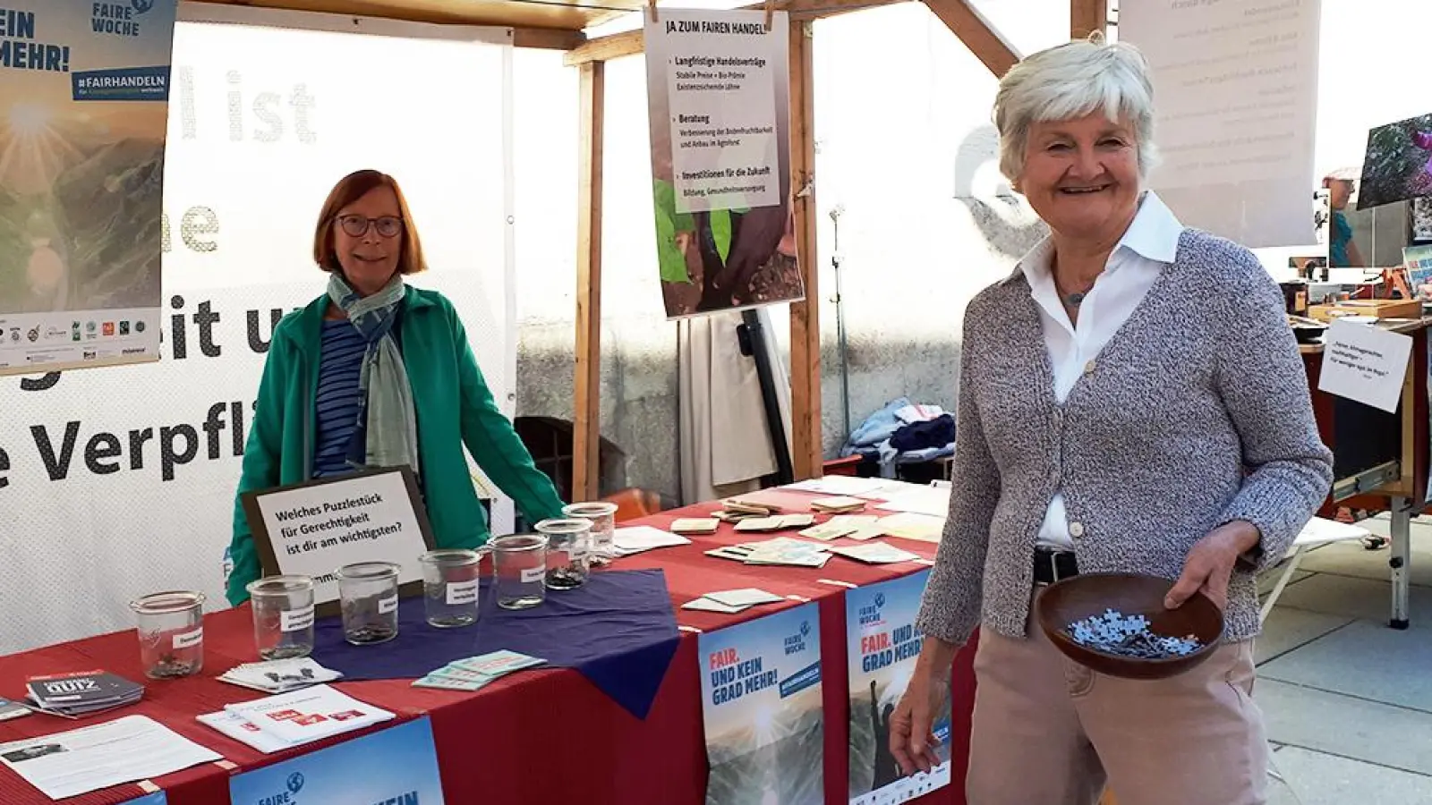 Die Sprecherinnen des fairen Forums Barbara Pfäffinger und Monika Hobmair am Infostand zur fairen Woche 2024. (Foto: Stadt Freising)