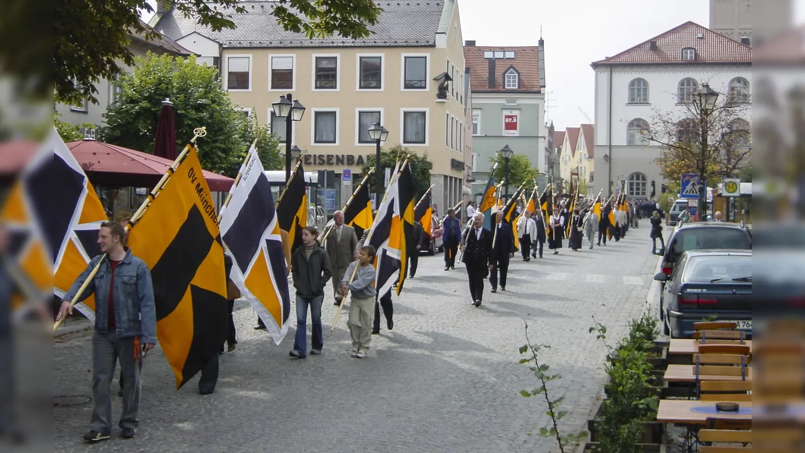 Ein beeindruckendes Bannermeer zog sich bereits beim 150-jährigen Jubiläum der Kolpingsfamilie durch die Erdinger Innenstadt. (Foto: Kolping)