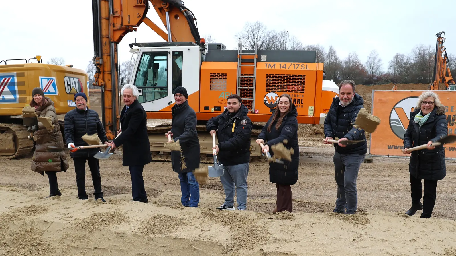 Landrat Helmut Petz, Oberbürgermeister Tobias Eschenbascher, Schulleiterin IngridLink sowie weitere am Bau Beteiligte waren froh, dass der obligatorische Spatenstich am Mittwoch über die Bühne gehen konnte. (Foto: LRA Freising)
