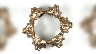 Nachguss eines keltischen Hohlbuckelfußrings um 300 v. Chr., ausgestellt im Museum Erdin.  (Foto: Museum Erding)