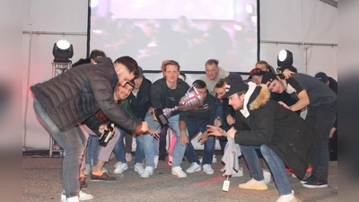 Das Team der Rot-Weißen mit einer "Feiereinlage" und dem Pokal. (Foto: smg)