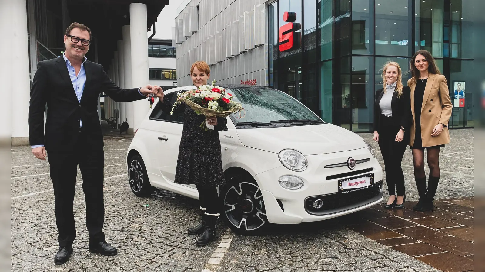 Vorstandsvorsitzender der Sparkasse Joachim Sommer, Gewinnerin Susann Stöck, Filialleiterin Schrannenplatz Laura Hetzel und Beraterin Katharina Bayerstorfer (v. li.) bei der Übergabe. (Foto: Sparkasse)