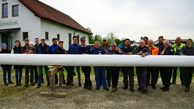 Die erste Etappe ist geschafft. Der Maibaum für die Ortschaft Gaden ist „zu Hause“. (Foto: R. Lex)