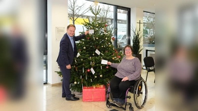 Landrat Robert Niedergesäß und Gisela Niedermeier (Bürgerservice)freuen sich auf viele Wunscherfüller für den guten Zweck. (Foto: Landratsamt Ebersberg)