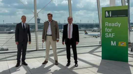 Von links: Jost Lammers, Vorsitzender der Geschäftsführung Flughafen München, Ministerpräsident Markus Söder und Wirtschaftsminister Hubert Aiwanger. (Foto: StMWi/E. Neureuther)
