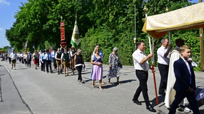 Gleich hinter dem Allerheiligsten marschierte die politische Führung der Gemeinde Langenbach mit Bürgermeisterin Susanne Hoyer und einigen Gemeinderäten. (Foto: R. Lex)