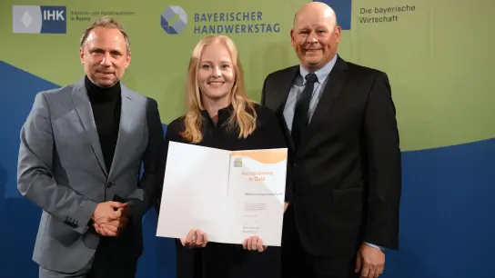 Umweltminister Glauber überreichte Gloria und Otto Heinz die Goldurkunde für langjährige Teilnahme am Umwelt- und Klimapakt (v.l. ) (Foto: Astrid Schmidhuber)