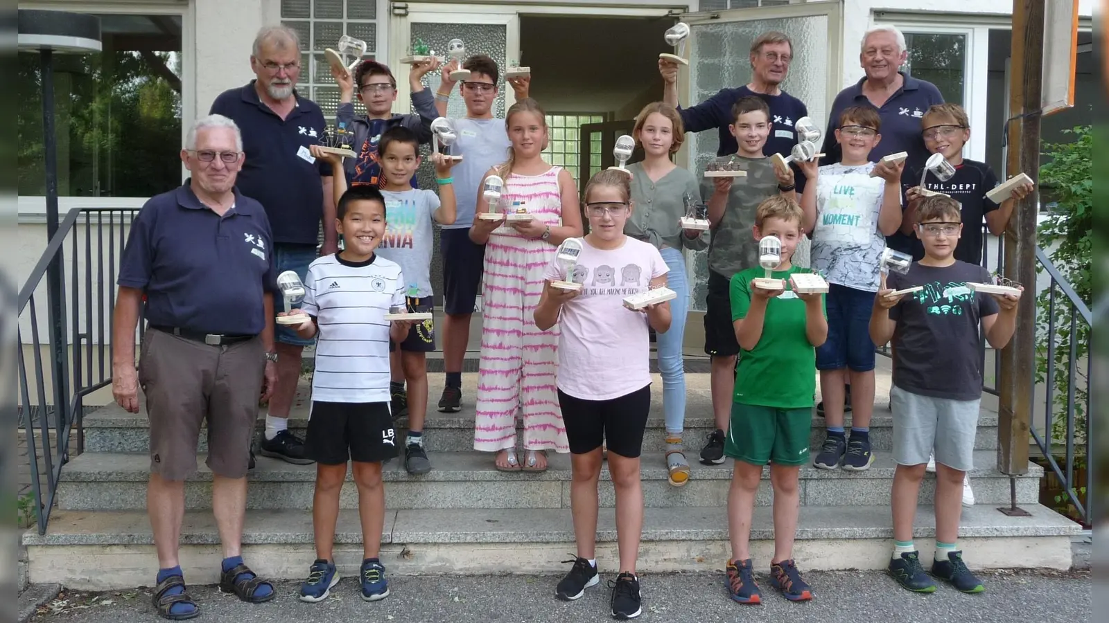 Kinder - und auch die Betreuer - hatten viel Spaß beim Elektronikbasteln. (Foto: L. Rimane)