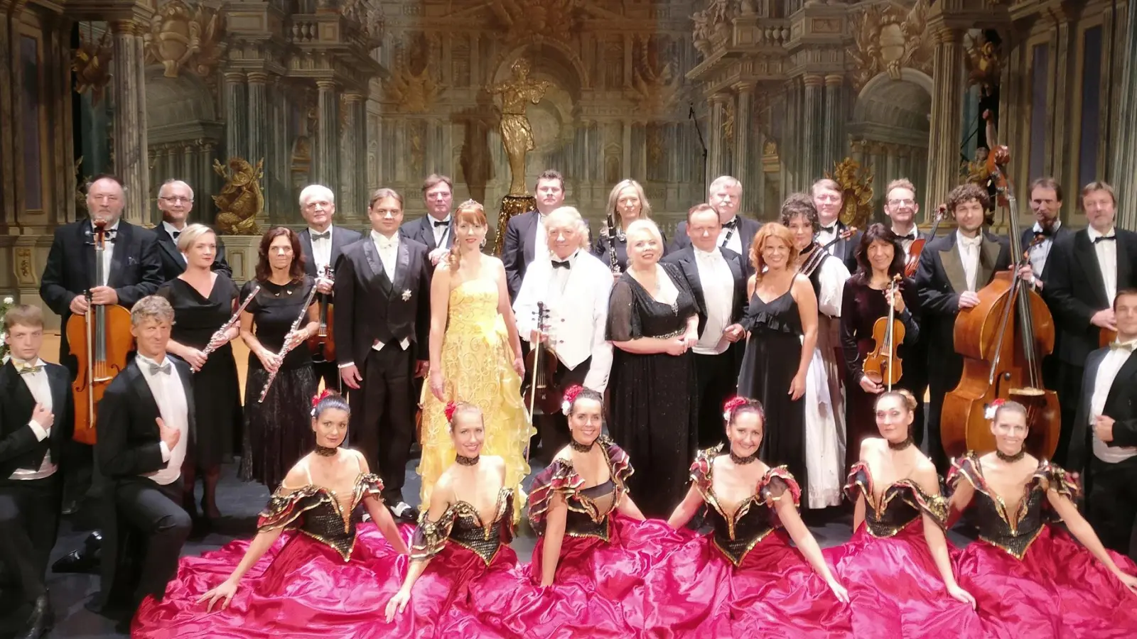 Ein beeindruckendes Ensemble präsentiert zur Jubiläumsgala die Werke von Strauss. (Foto: Klaus Wünsch)