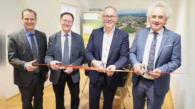 Reiner Kratzl (v.li.), stv. Direktor der AOK Freising-Erding, Bürgermeister Johann Sailer, Bezirkstagspräsident Thomas Schwarzenberger und Landrat Helmut Petz eröffneten die neue Außenstelle des Pflegestützpunkts in Au. (Foto: Landratsamt Freising)