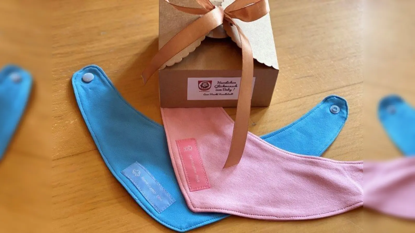 Nandlstädter Babys werden künftig mit Lätzchen willkommen geheißen. (Foto: Markt Nandlstadt)