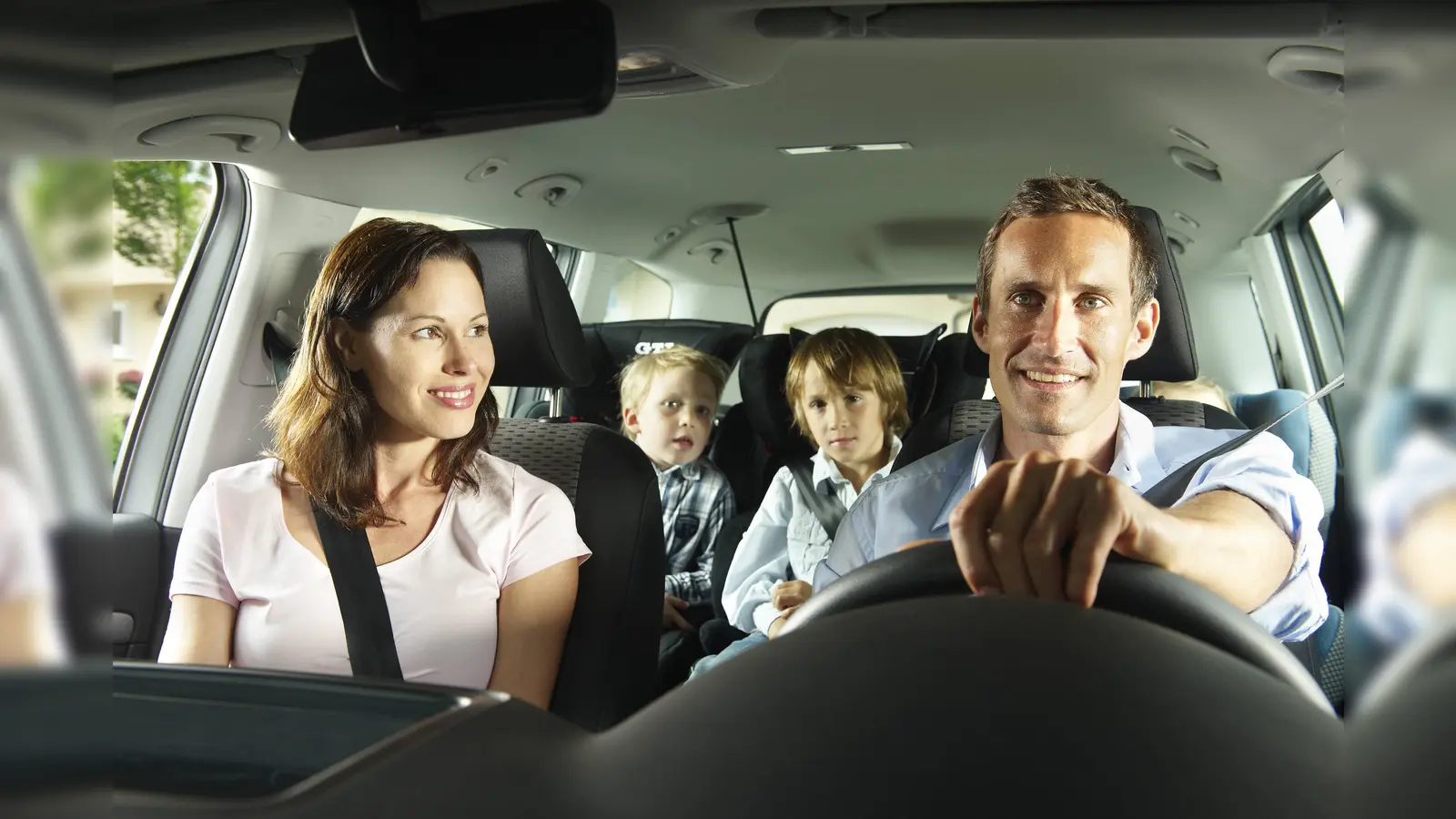 Viele Eltern müssen die Kleinen mit dem Autoin in die Schule, Kindergarten oder Kita hinbringen und abholen, oftmals sind sie jedoch mit der Kindersicherung überfordert, was bei einem Unfall fatal werden kann. (Foto: ADAC)