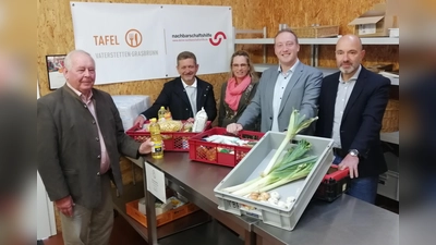 Im Tafelladen an der Möschenfelder Straße in Vaterstetten (v.l.): Franz Pfluger, 1. Vorsitzender des nbh-Vorstands, Klaus Korneder, Monika Klinger, Leonhard Spitzauer, nbh-Geschäftsführer Oliver Westphalen.  (Foto: Nachbarschaftshilfe)