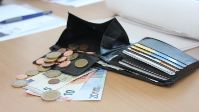 2022 soll der Mindestlohn steigen. Das bedeutet für viele Menschen etwas mehr Geld im Geldbeutel. Auch Azubis können sich auf eine bessere Bezahlung freuen. (Foto: cr)