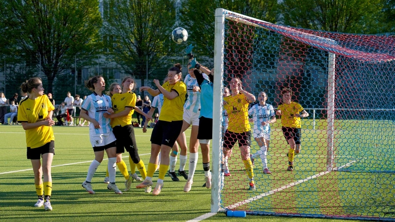 Serie von gefährlichen Eckbällen: 1860 gegen Teutonia.  (Foto: J. Mentel)