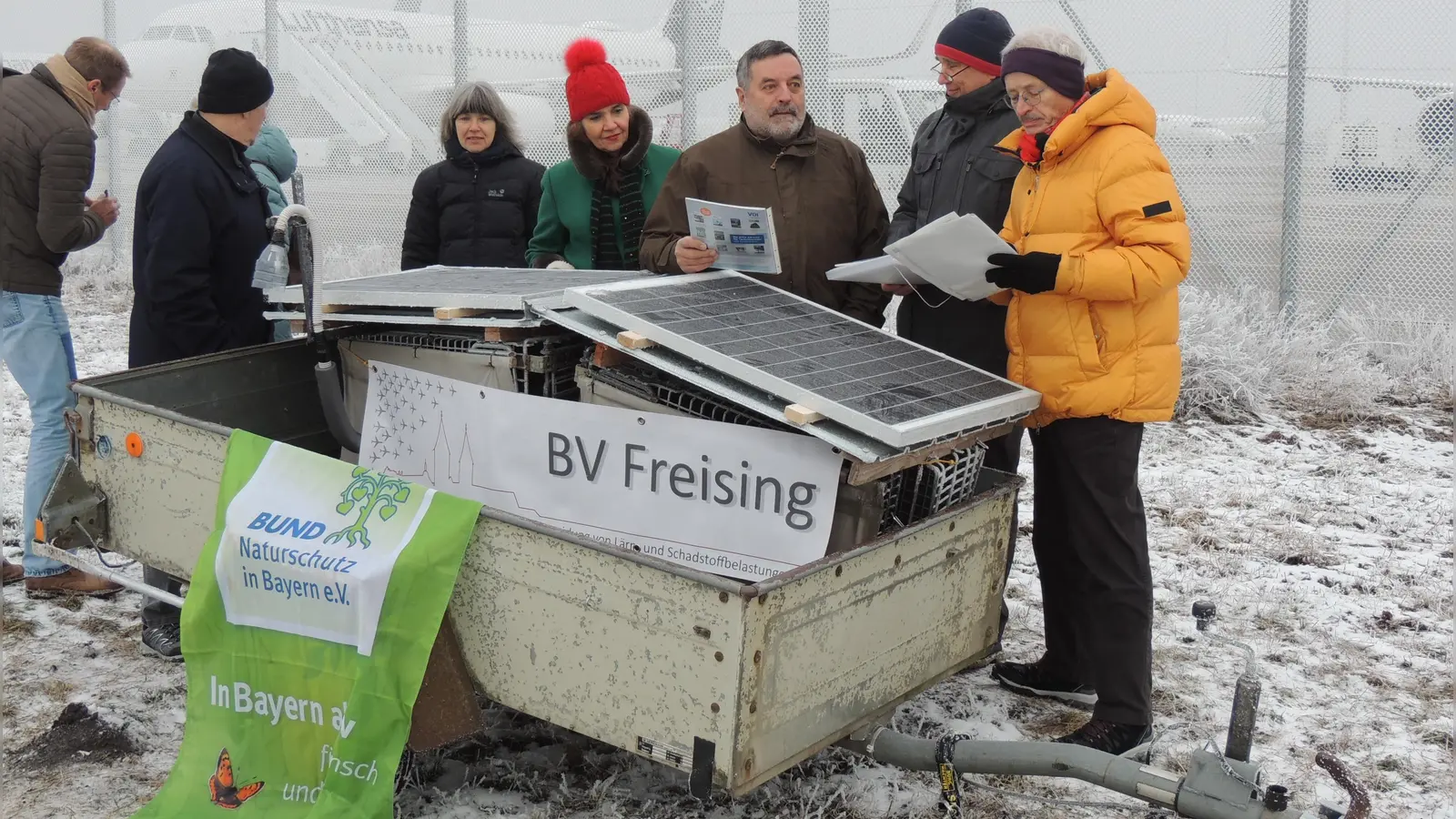 Experten des Bürgervereins Freising haben direkt am Flughafen eine Messstation für Ultrafeinstaub aufgestellt. Dr. Christine Margraf, stv. Landesbeauftragte BN (5.v.re.), Dr. Christian Magerl, Sprecher aufgeMUCkt (3.v.re.), Wolfgang Herrmann, Bürgerverein Freising (2.v.re.) nehmen diese in Augenschein. (Foto: M. Drobny (BN))