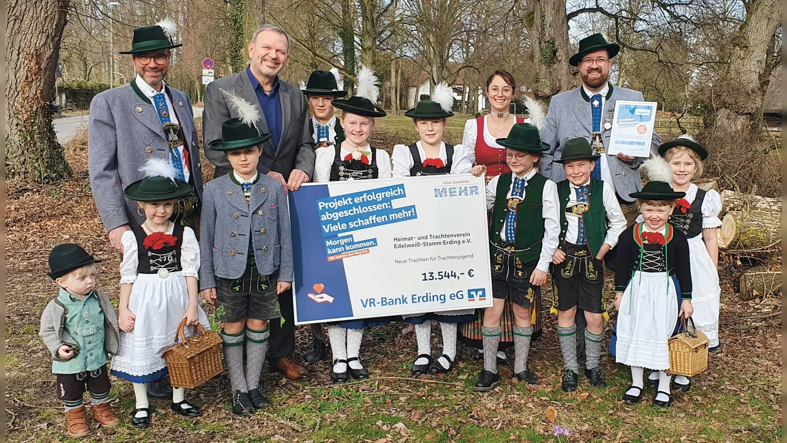 Die Jugend des Heimat- und Trachtenvereins Edelweiß-Stamm Erding e.V. ist begeistert und freut sich mit 1. Vorstand Florian Bergweiler (hinten re.) und Berater Günter Messner, Betreuung Privatkunden VR-Bank Erding eG (hinten, 2.v.l.) über das erfolgreiche Projekt. (Foto: VR Bank Erding eG)